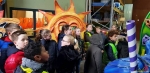 122 Carnaval Kinderen Bezichtigen wagen CV Den Heikant - Essen - (c) Noordernieuws.be 2020 - 20200220_095544