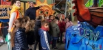 130 Carnaval Kinderen Bezichtigen wagen CV Den Heikant - Essen - (c) Noordernieuws.be 2020 - 20200220_101209