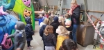 151 Carnaval Kinderen Bezichtigen wagen CV Den Heikant - Essen - (c) Noordernieuws.be 2020 - 20200220_145341