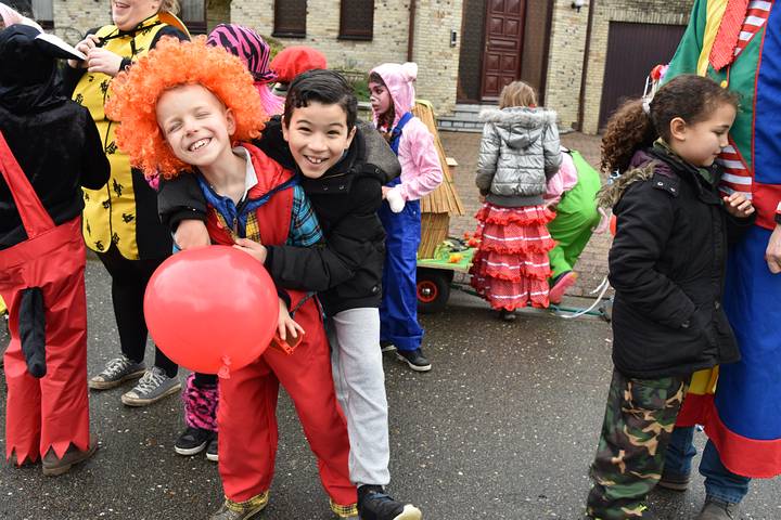 Kindercarnavalstoet fleurt de Heikant op