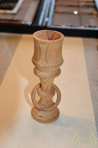 Ornament met losse ring, gemaakt uit één stuk hout