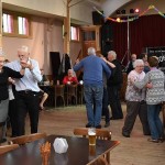 Gezellig dansen in zaal Flora