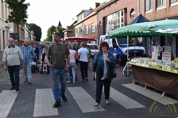 Gezellige drukte op avondmarkt