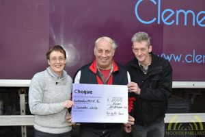 04-broeder-willy-neemt-cheque-in-ontvangst-dsc_3663