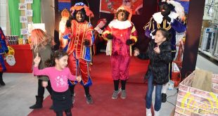 Zingende en swingende kinderen bij Sinterklaas