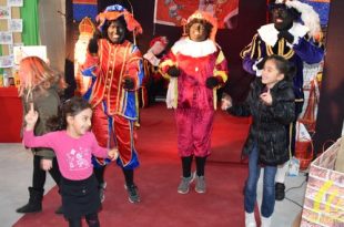 Zingende en swingende kinderen bij Sinterklaas