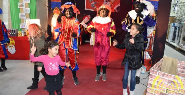 Zingende en swingende kinderen bij Sinterklaas