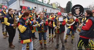 vrolijke-taferelen-bij-de-plaatbezichtigingen-door-de-carnavalsverenigingen