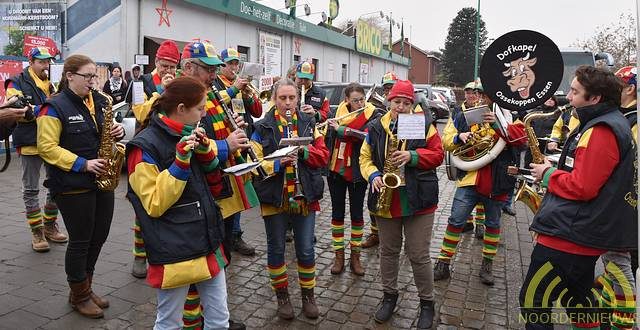 vrolijke-taferelen-bij-de-plaatbezichtigingen-door-de-carnavalsverenigingen