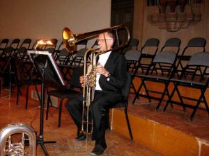 Jozef spelend op een cimbasso