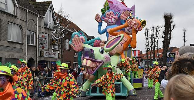 Carnavalstoet maakt van Essen één groot feest (deel 2)