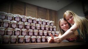 Links Lena (11) en Aline (9) Van Ammel, de dochters van Charlotte