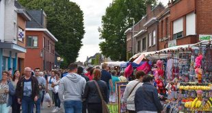 Gezellige avondmarkt brengt veel volk op de been