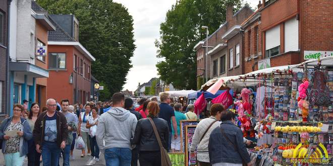 Gezellige avondmarkt brengt veel volk op de been