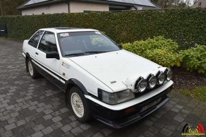 De Toyota oldtimer uit 1984 waarmee Geert zijn rally's rijdt