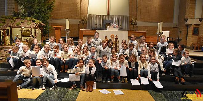 Essen - Leerlingen Mariaberg zingen voor volle kerk - Kerst 2017 - (c) Noordernieuws.be - DSC_8525s70