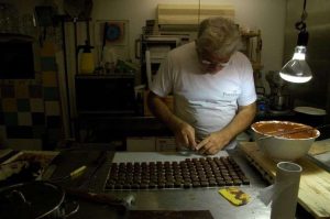 Herman Peeters maakt zijn speciale pralines voor Spyse.be