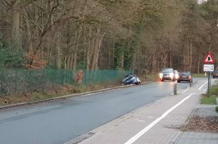 Auto in sloot geraakt in de Huijbergsebaan