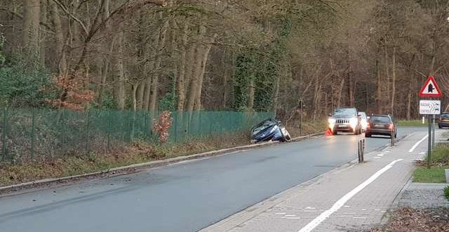 Auto in sloot geraakt in de Huijbergsebaan