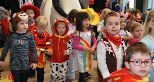 Vrolijk carnaval met cadeautjes op de kleuterscholen