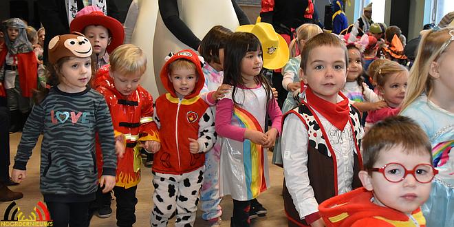 Vrolijk carnaval met cadeautjes op de kleuterscholen