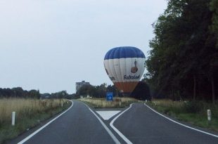 luchtballon landt op Antwerpseweg 21-8-2018 (c) Noordernieuws.be