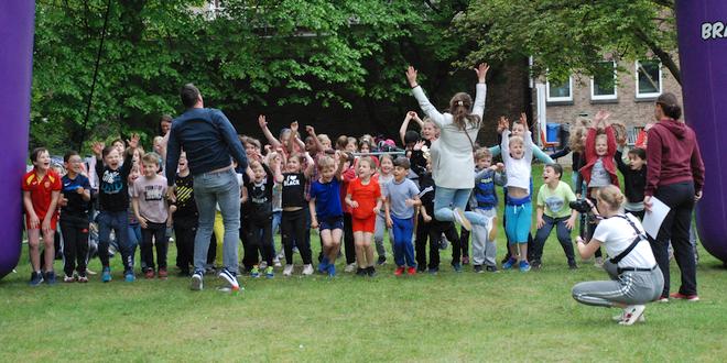 Atheneum Irishof neemt plastic afvalberg onder handen tijdens 4de sponsorloop!