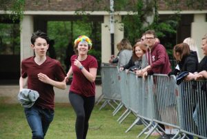 Atheneum Irishof neemt plastic afvalberg onder handen tijdens 4de sponsorloop!2