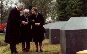 Foto van Jules Schelvis, Wim Kok en diens vrouw Rita op den Brink in kamp Westerbork