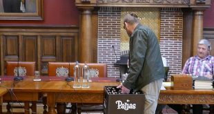 Vlaams Belang Paljassen - Marc Scheepers deelt Paljas tijdens Gemeenteraad Essen