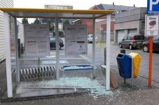 Wederom bushokje Stationsstraat vernield