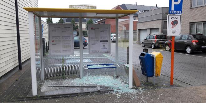 Wederom bushokje Stationsstraat vernield