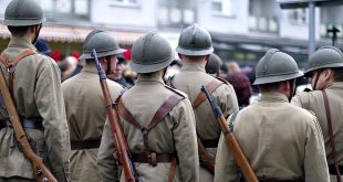 Bevrijdingscolonne 75 jaar herdenking WOII passeert door Brecht