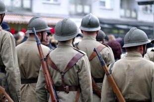 Bevrijdingscolonne 75 jaar herdenking WOII passeert door Brecht