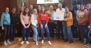 Mooimakers Don Bosco Mariaberginstituut ontvangen cheque van €915,-