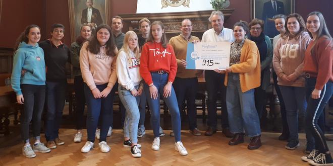 Mooimakers Don Bosco Mariaberginstituut ontvangen cheque van €915,-