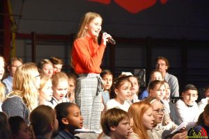 Josefien - Essense schoolkinderen zingen Can You Feel It