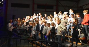 Essense schoolkinderen en Popkoor Akkoord zingen in concert - Can You Feel It
