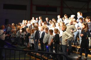 Essense schoolkinderen en Popkoor Akkoord zingen in concert - Can You Feel It