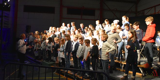 Essense schoolkinderen en Popkoor Akkoord zingen in concert - Can You Feel It