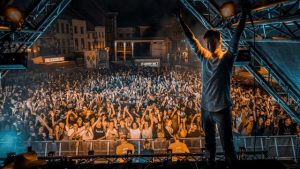 Brasschaatse DJ treedt op in Franse skioorden en op Hongaars zomerfestival