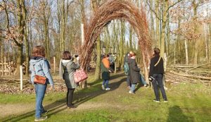 Scholen ruilen betonnen speelplaatsen in voor groenblauwe speelnatuur2