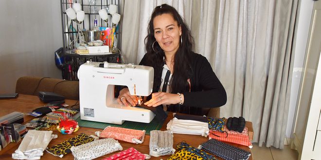 Melissa Haartmans maakt mondkapjes voor De Bijster tegen Coronavirus - (c) Noordernieuws.be 2020 - HDB_0969