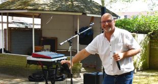 Dirk van Turnhout - Jack Woods - Zingt tijdens corona voor de Bijster - Essen (c) Noordernieuws.be - HDB_1052u75