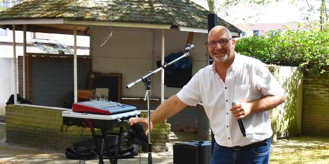 Dirk van Turnhout - Jack Woods - Zingt tijdens corona voor de Bijster - Essen (c) Noordernieuws.be - HDB_1052u75