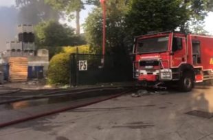 Brandweer nog bezig smeulend materiaal te blussen