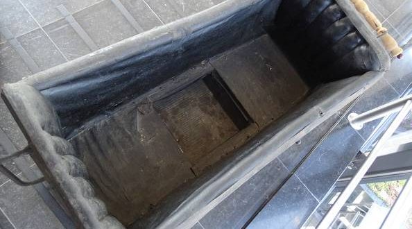Kringwinkel Kapellen doneert kinderwagen aan Gerard Meeusen Museum2