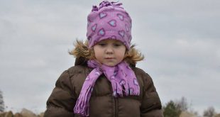 Zet je kinderen niet met een winterjas in de auto