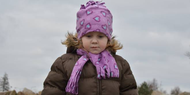 Zet je kinderen niet met een winterjas in de auto