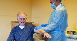 wzc De Bijster Essen - Eddy Binon als eerste gevaccineerd! - (c) Noordernieuws.be - HDB_2972u